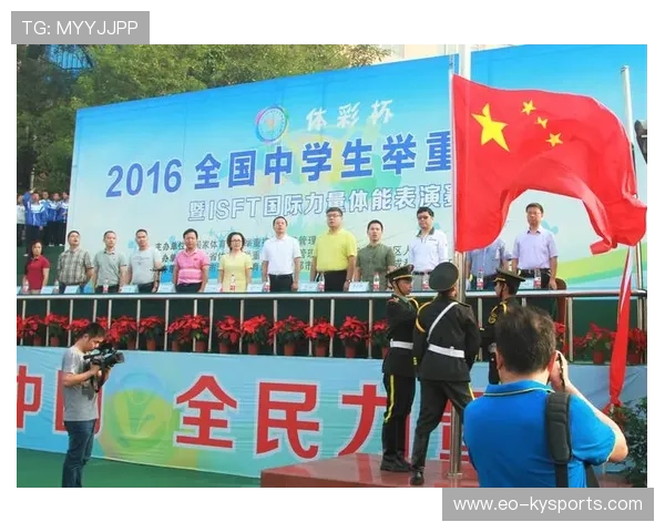 举重学院推动青少年动作规范示范课进校园，学校举重比赛
